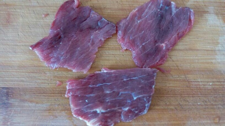 牛肉三明治,<a style='color:red;display:inline-block;' href='/shicai/ 216'>牛肉</a>切片,抹少量盐腌制15分钟