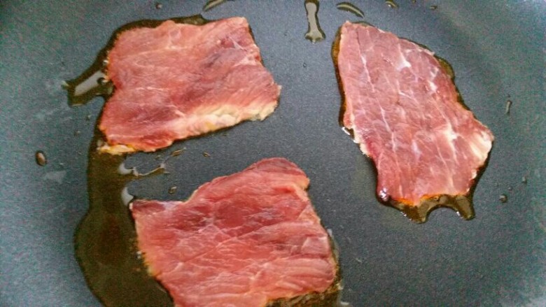 牛肉三明治,平底锅内放少量植物油,把牛肉煎熟(用黄油更香,我家娃儿不爱黄油,只好植物油)