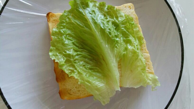 牛肉三明治,再放上一片生菜,生菜上不要有水哦,用厨房纸吸干水