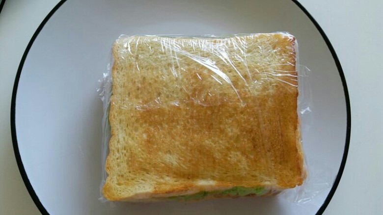 牛肉三明治,用保鲜膜包好,稍微包紧一点