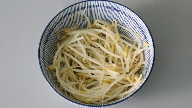 水煮鱼片,焯水断生后,豆芽菜捞起放入碗底铺好备用。