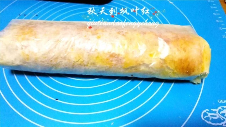 果酱蜜豆面包卷,用擀面杖轻轻推动卷起，进行定型