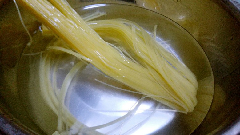 辣不要不开森啦，我来教你做冷面,冷面用冷水泡开