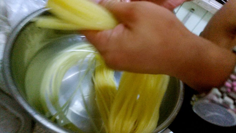 辣不要不开森啦，我来教你做冷面,大概泡10分钟左右用手不停搓开