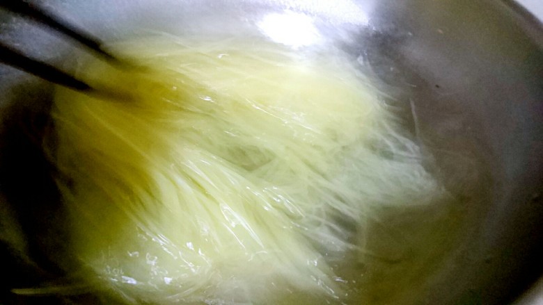 辣不要不开森啦，我来教你做冷面,同时锅里煮沸水把冷面下锅煮到能咬断