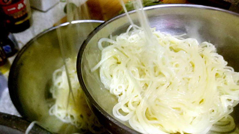 辣不要不开森啦，我来教你做冷面,捞起，过一遍凉水然后沥干