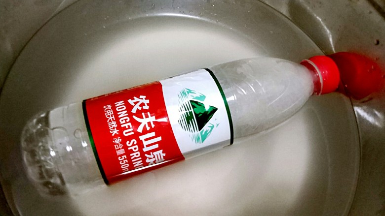 辣不要不开森啦，我来教你做冷面,冰镇好的矿泉水冰箱取出，缓着，一会用