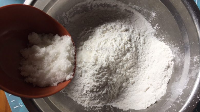 火龙果糯米糍,倒入25g糖粉(喜欢甜一点的朋友可以再适当添加一点糖粉)