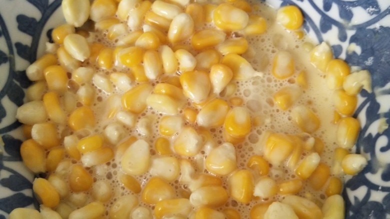 牛奶玉米烙,打入鸡蛋~倒入少于<a style='color:red;display:inline-block;' href='/shicai/ 219'>牛奶</a>~加入淀粉~开始搅拌！（因为我怕鸡蛋不容易打散~所以是在另一个小碗里搅拌好的）加入淀粉的量以感觉到粘稠~不会散架即可！