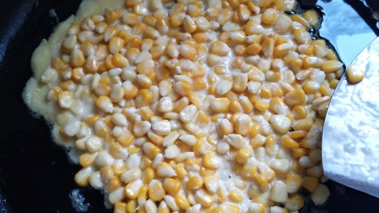 牛奶玉米烙,老规矩~先开火等锅热一点再倒油~然后倒入搅拌好的玉米粒~小火煎至金黄~（我家没有煎锅借了邻居的~有点太大了(ó﹏ò｡)）