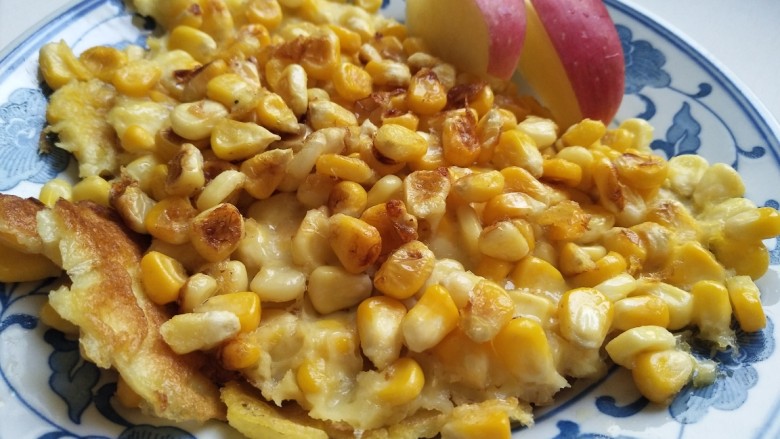 牛奶玉米烙,煎至一面凝固就可以翻面了~要是感觉油少~可以加点提前热好的熟油~闻到香味就可以出锅啦！！(*ฅ́˘ฅ̀*)♡虽然卖相不咋样~但味道很好哦~为了解腻我还准备了兔子苹果~配在一起很完美！