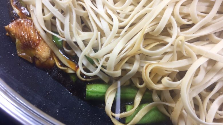 豆角焖面,盖上锅盖，开小火焖煮5分钟以上。