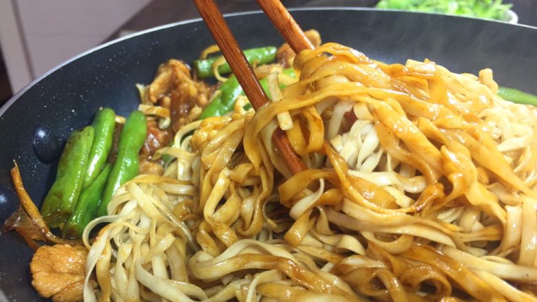豆角焖面,这个时候水分基本已经没有，用筷子搅拌均匀。