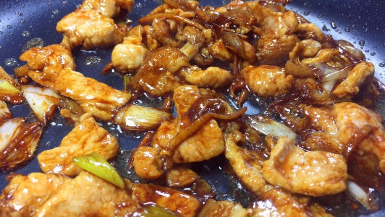 豆角焖面,加入所有的调料翻炒均匀。