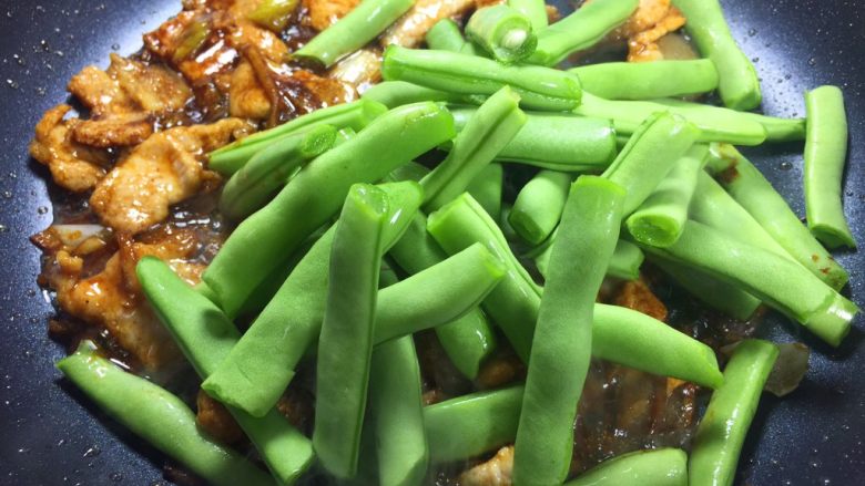 豆角焖面,倒入豆角，翻炒至变色。