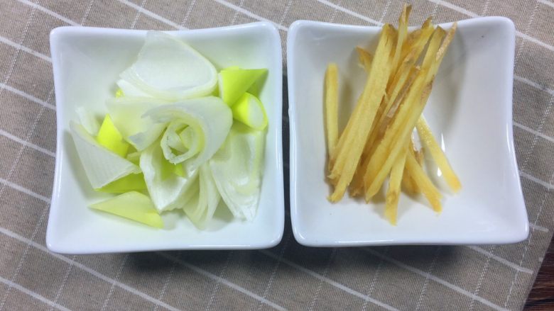 豆角焖面,葱切花备用。