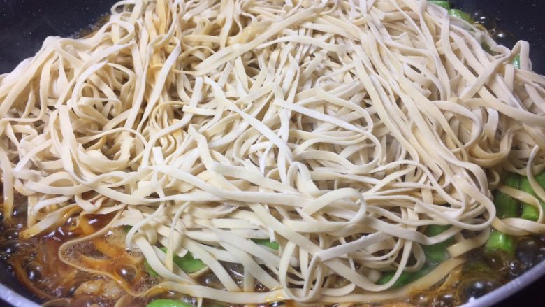 豆角焖面,面条放在最上面。