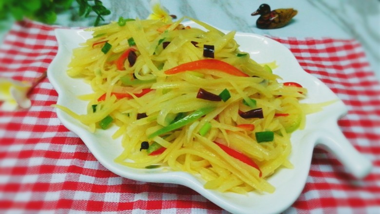 酸辣土豆丝,翻炒均匀即可出锅。