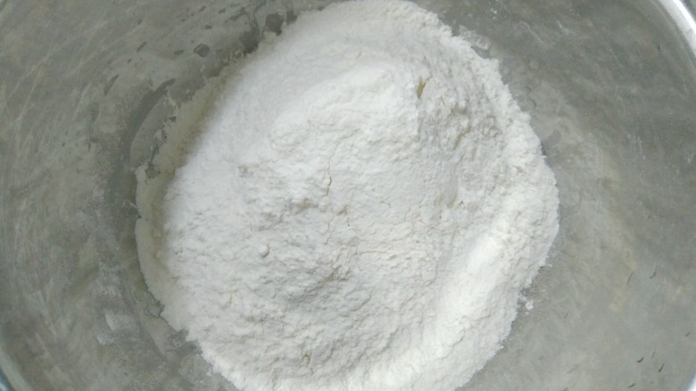 家常韭菜鸡蛋水饺(付饺子皮详细教程),用容器盛出约435克面粉。