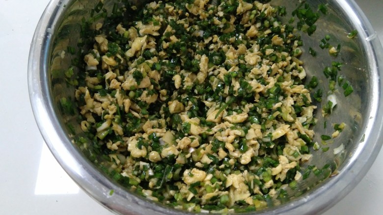 家常韭菜鸡蛋水饺(付饺子皮详细教程),搅拌均匀,我的盐味小,此时不需要加盐了。口味种的可以,临包前,加入适量食盐。