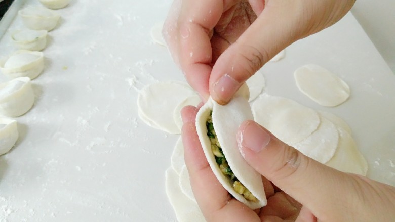 家常韭菜鸡蛋水饺(付饺子皮详细教程),其实饺子,造型越简单,包入的陷就越多。