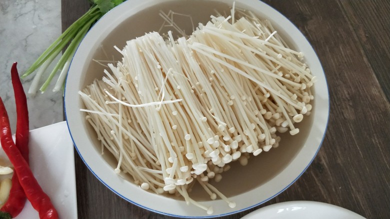 凉拌银针菇,剪掉头撕开,洗2遍沥干