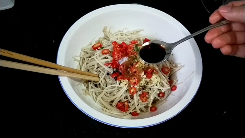 凉拌银针菇,一点香醋