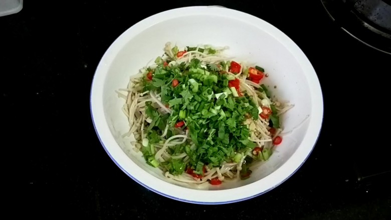 凉拌银针菇,葱,香菜末然后拌匀(由于要分一些不辣的给宝吃,辣椒油后放的)