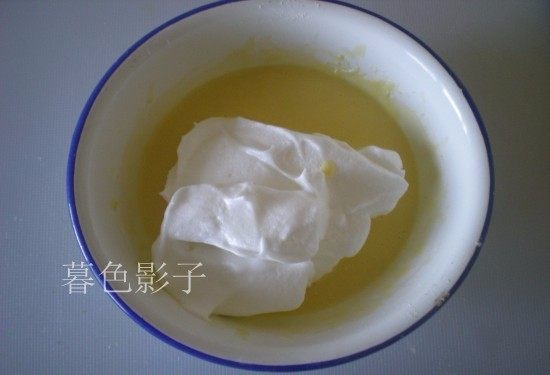 彩条蛋糕卷,取一部分蛋白放进蛋糊糊里,上下翻拌