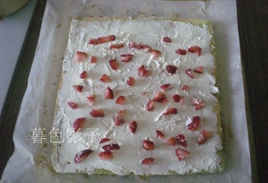 彩条蛋糕卷,,抹上喜爱的奶油撒上水果或者果酱