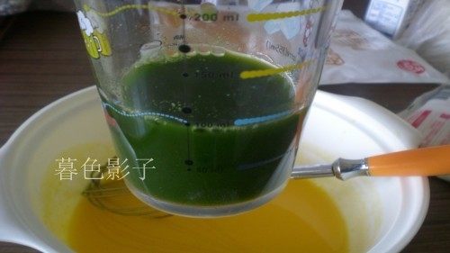 彩条蛋糕卷,取出三分之一的蛋糊糊放在另一个容器里,(做绿色的糊用