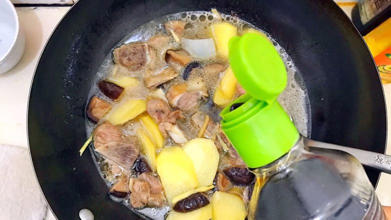 超好吃的家常花菇土豆焖排骨,加适量生抽,担心掌握不好分量的话可以慢慢的加,一边加一边尝尝看,别一下子加太多,不然太咸了就没法补救了!