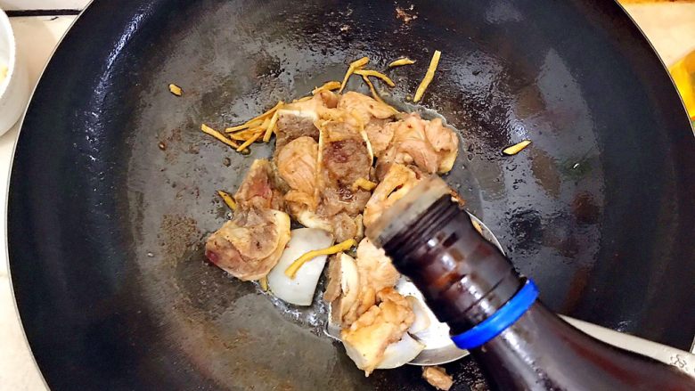 超好吃的家常花菇土豆焖排骨,烹入适量料酒!
料酒可以稍微多一点,没关系的!