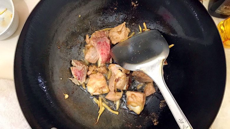超好吃的家常花菇土豆焖排骨,倒入排骨翻炒片刻!
这里要注意的是,刚刚腌制排骨的酱汁先要倒掉!不然倒入油锅会溅油,烫到宝宝们就不好了!