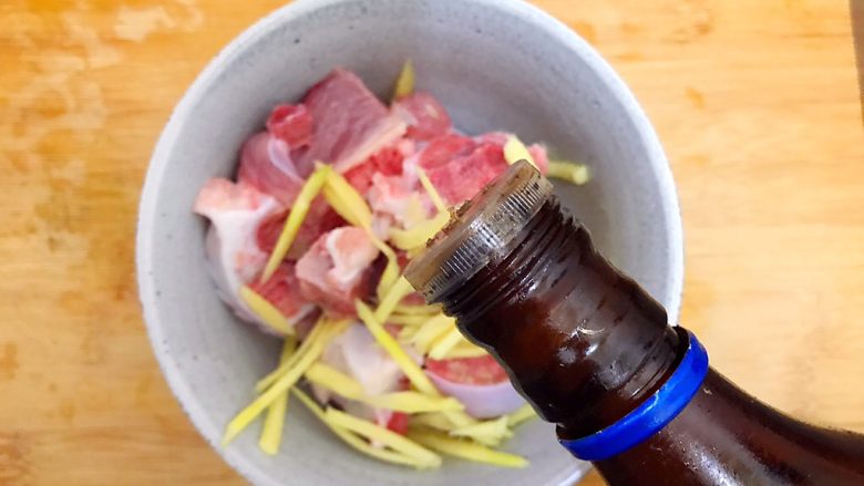 超好吃的家常花菇土豆焖排骨,加少许料酒!