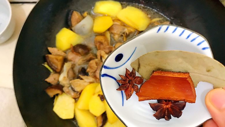 超好吃的家常花菇土豆焖排骨,加入八角,桂皮,香叶!
