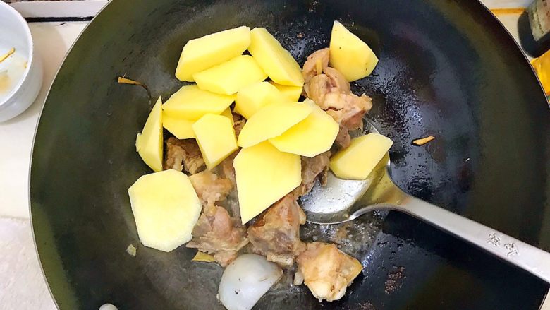 超好吃的家常花菇土豆焖排骨,翻炒几下之后加入土豆!