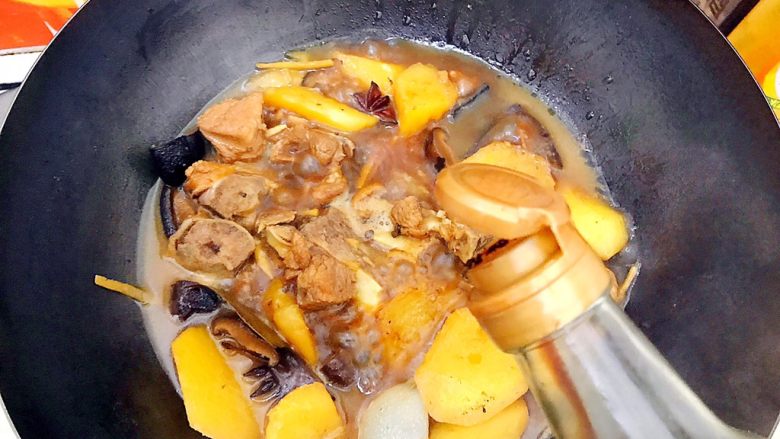 超好吃的家常花菇土豆焖排骨,10分钟后打开锅盖,翻炒几下,加少许老抽添色,如果你不喜欢太浓的颜色,也可以不加!