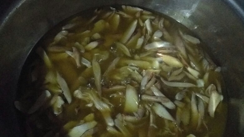 超下饭拌面百搭开胃料——云南炸菌子(油鸡枞),热锅,市场现加工的菜籽油,烧热到高温用了五六分钟,超市的油会快一些。先放菌柄炸,约一小时后再放菌伞。
期间可大火,随时翻伴不要糊锅。