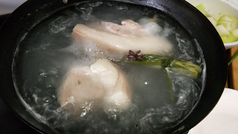 剁椒蒜泥白肉,煮好的肉用筷子可以轻松插过,然后捞出放凉