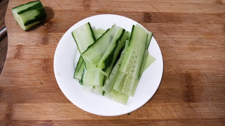 剁椒蒜泥白肉,青黄瓜切薄片(其实切片切丝根据喜好和肉的宽度厚度来定的)今天买的肉只能切小的片,切大片的话黄瓜切丝可卷进肉片中
