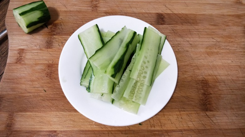 剁椒蒜泥白肉,青黄瓜切薄片（其实切片切丝根据喜好和肉的宽度厚度来定的）今天买的肉只能切小的片，切大片的话黄瓜切丝可卷进肉片中