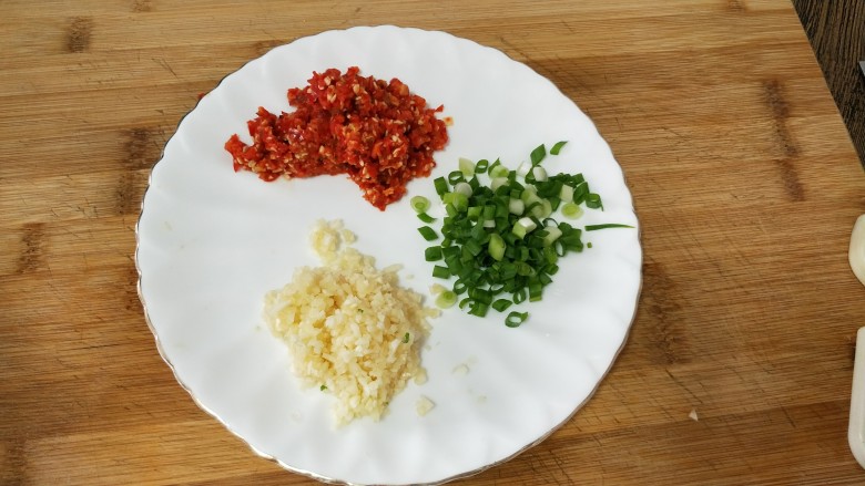 剁椒蒜泥白肉,煮肉的时间将蒜切末,<a style='color:red;display:inline-block;' href='/shicai/ 82'>小米椒</a>剁细,葱花切好备用