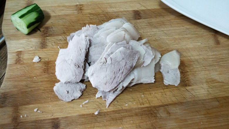 剁椒蒜泥白肉,煮好的肉放凉后切薄片,多薄取决于刀功