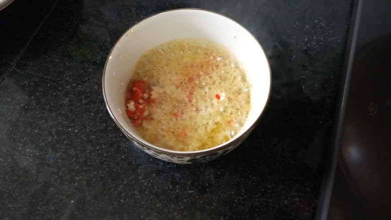 剁椒蒜泥白肉,空碗中放蒜未,剁椒末,盐,淋一勺热油,拌匀