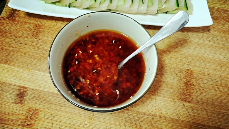 剁椒蒜泥白肉,调和均匀。其实可以不放生抽和红油的,看口味儿定