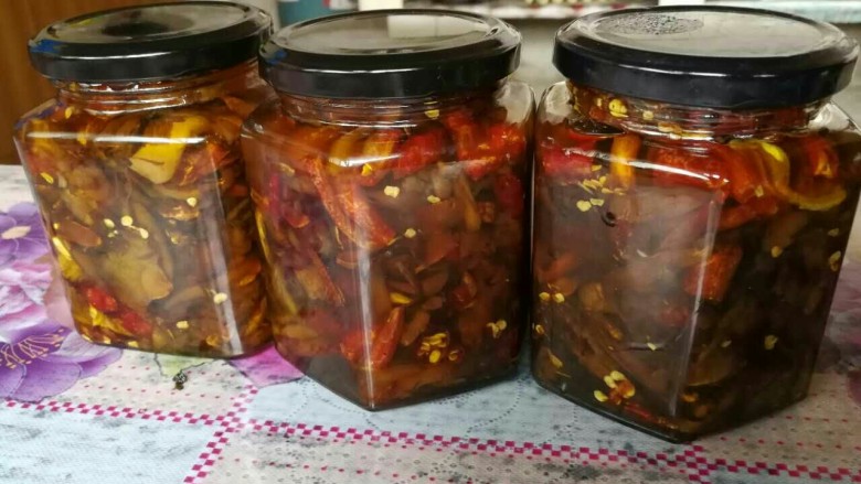超下饭拌面百搭开胃料——云南炸菌子(油鸡枞),玻璃瓶开水烫,倒扣在阴凉处彻底晾干。
等油鸡纵放凉,混合过滤掉花椒的花椒油,搅拌均匀即可装瓶。
每次用干净无水的小勺取吃,放一年半载没问题。
