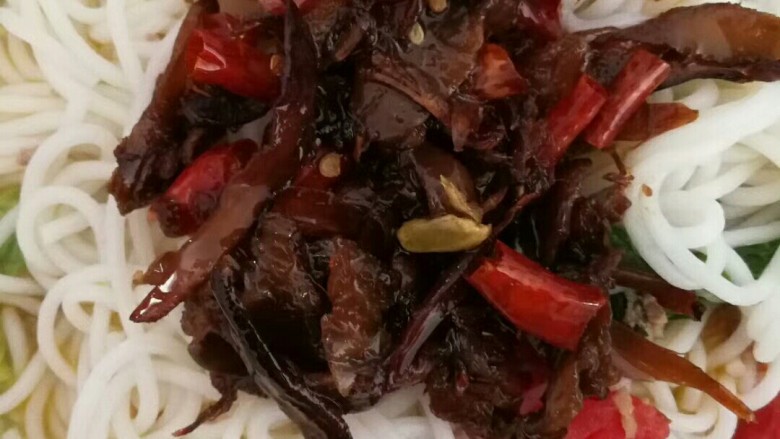 超下饭拌面百搭开胃料——云南炸菌子(油鸡枞),鸡纵油米线,赞!
