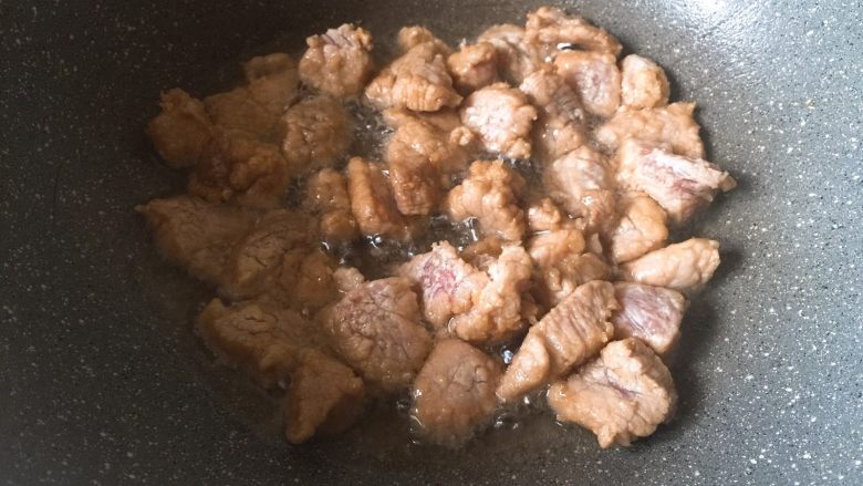 菠萝咕咾肉,下锅油炸,一次炸约2分钟捞起;