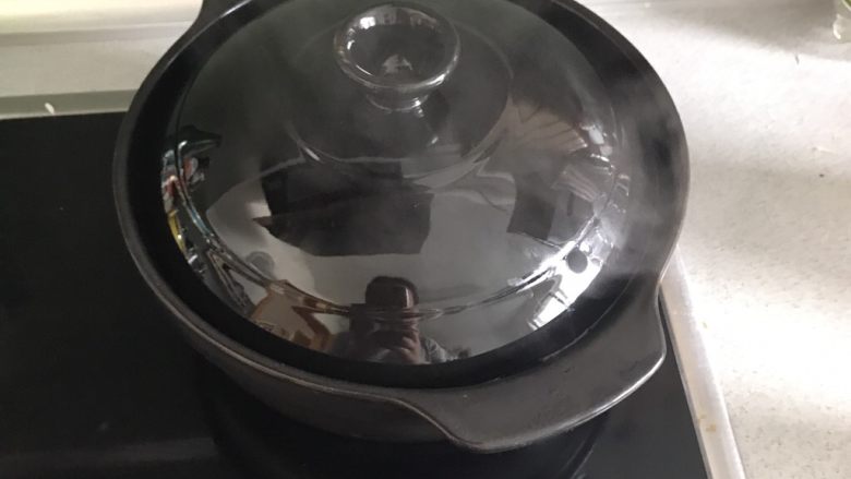 宝宝辅食之三文鱼拌饭,适用于13个月长出牙齿的宝宝,先大火煮开冒烟后转中小火煮饭,这个时间不会很长,大概10-15分钟左右,然后关火!关火后可以揭开盖子看下米饭有木有熟,没熟可以开花继续焖烧5分钟